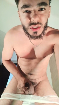 İç çamaşırlı adam İspanyolca edepsizce konuşuyor