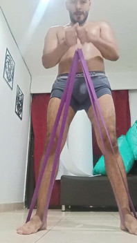 Latino berbulu seksi bersenam di rumah