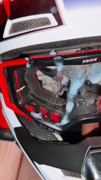Çıplak motorcu mxhelmet'inde mastürbasyon yapıyor