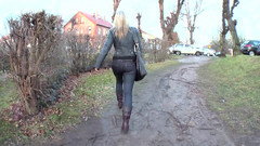 German Porn: Крошка-блондинка Трахает Пальцами Мокрую Киску Крупным Планом