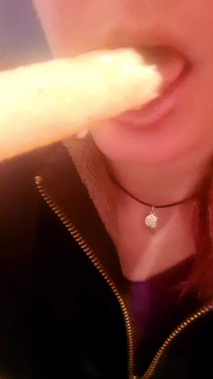 Ana Liz: Versautes mädchen lutscht kartoffeln