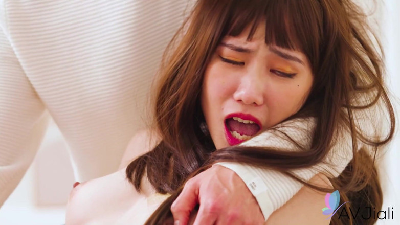 AV Jiali: Brunette seksi dalam persembahan lucah pertamanya