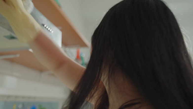 Asian Milfs n Teens: Thajská služka mi čistí péro - Perv Milfs n Teens