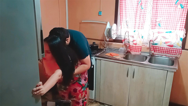 BBW Kelly Mom: 継母が冷蔵庫を開けたときのキッチンでのセックス