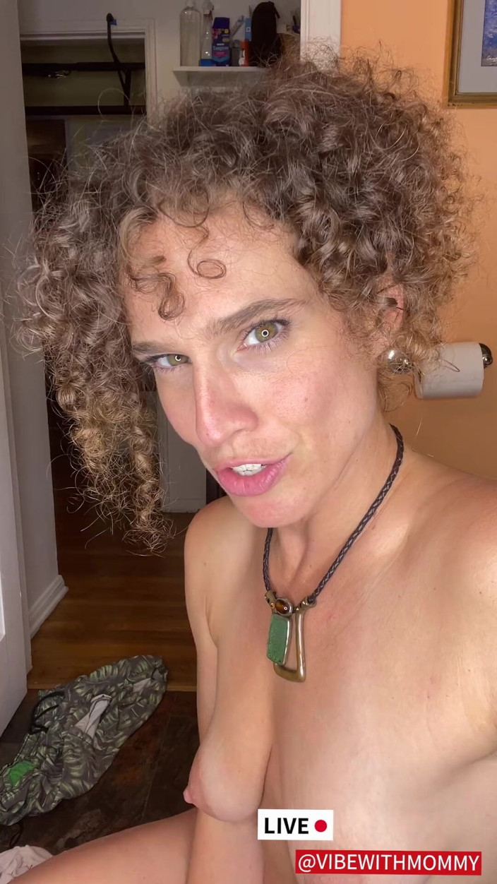 VibeWithMommy: I Suck Farts in Bathroom