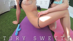 Tory Sweety: Dua siswa bermain dengan dildo selama kelas kebugaran