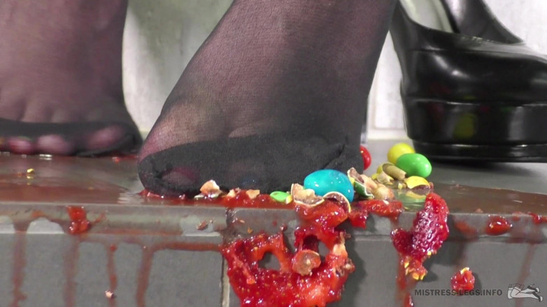 Mistress Legs: Schiacciamento cibo succoso con tacchi alti