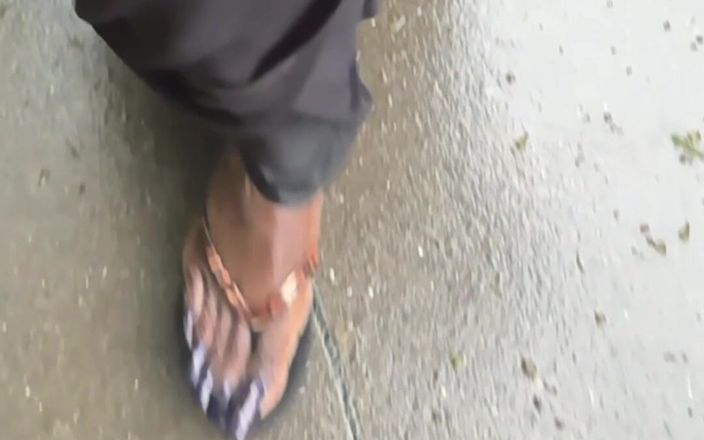 Goddess Akasha: Kuku panjang dan sandal jepitan di tengah hujan
