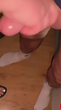 A Amteur German Housewife Handjob Cumshot Video and Nice Feet