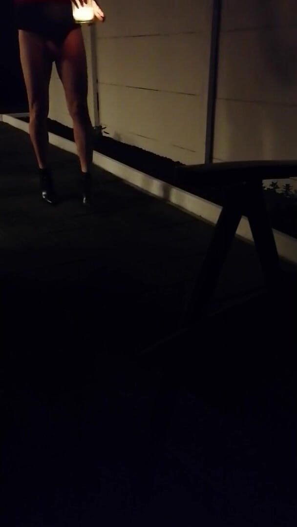 Crosdressing: Caminando al aire libre por la noche