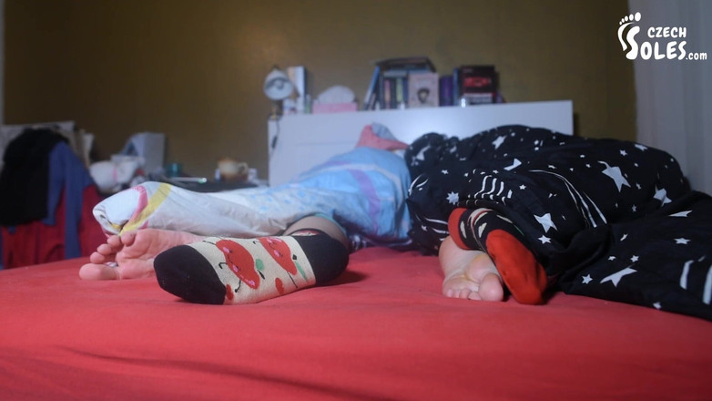 Czech Soles - foot fetish content: 两个女孩在床上