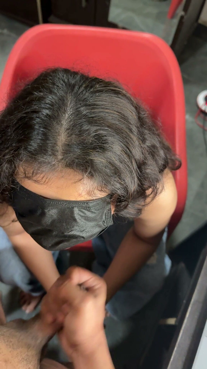 jaanvikapoor2580: Cewek sange ini lagi asik nyepong kontol sampai ludahnya merem...