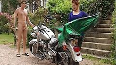 Porno kino: Almanya'dan büyük memeli esmer bir bebek motosiklet üzerinde deliklerini siktiriyor 2