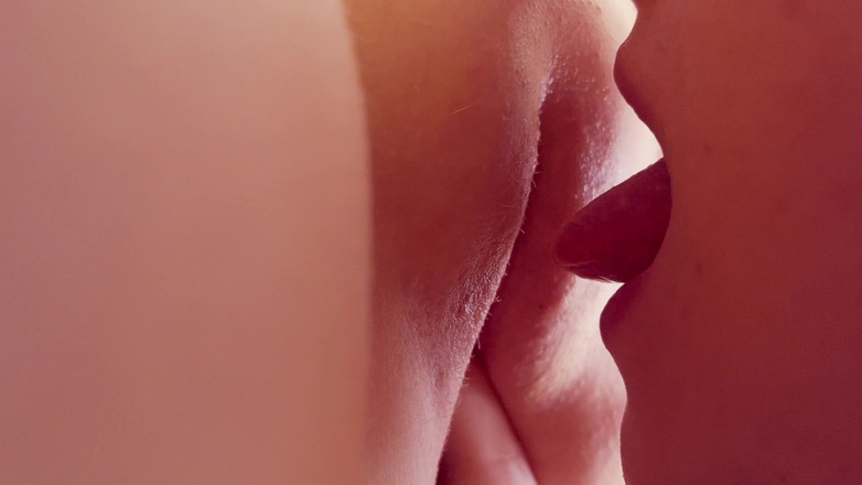 AmyHi: Чуттєве облизування пизди та оргазм пальцями крупним планом