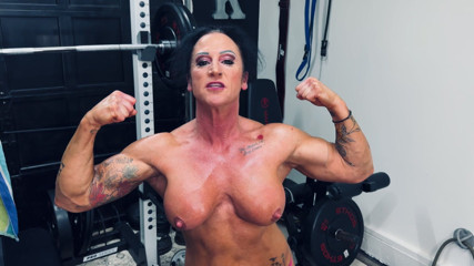 Kandylegsxxx: Kandy flexează și controlează încărcătura de spermă