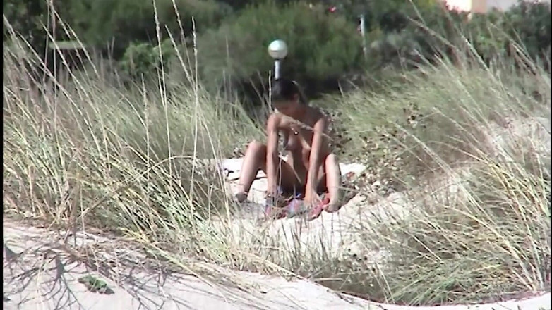 Beachbitches: Inseguitore pervertito sulla spiaggia