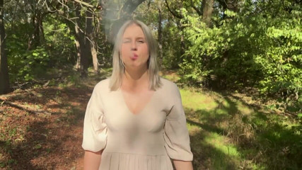 MertyXXX: Procházka opuštěným parkem při hledání exhibicionisty