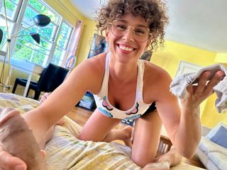 VibeWithMommy: Мачеха находит твой спермоприемник