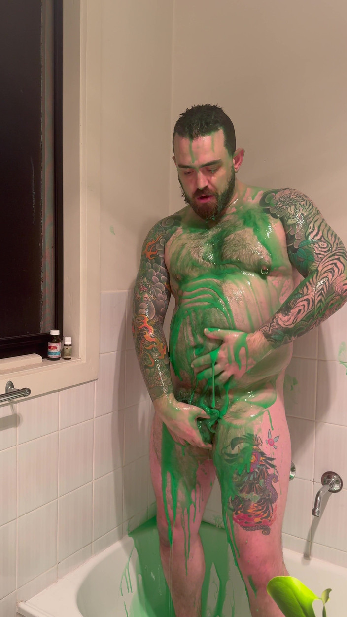 Keller Wolfe: Baculatý medvěd se pokrývá slizem a honí si