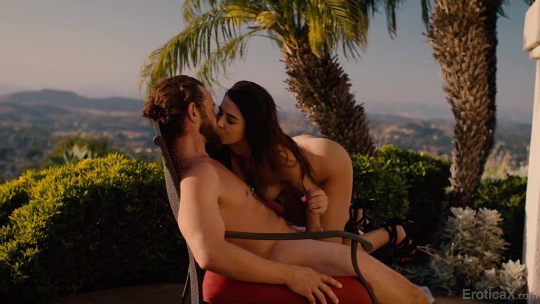 Erotica X: हॉट काले बाल वाली kylie रॉकेट दोस्त को बॉयफ्रेंड की शादी में चोदती है- Eroticax