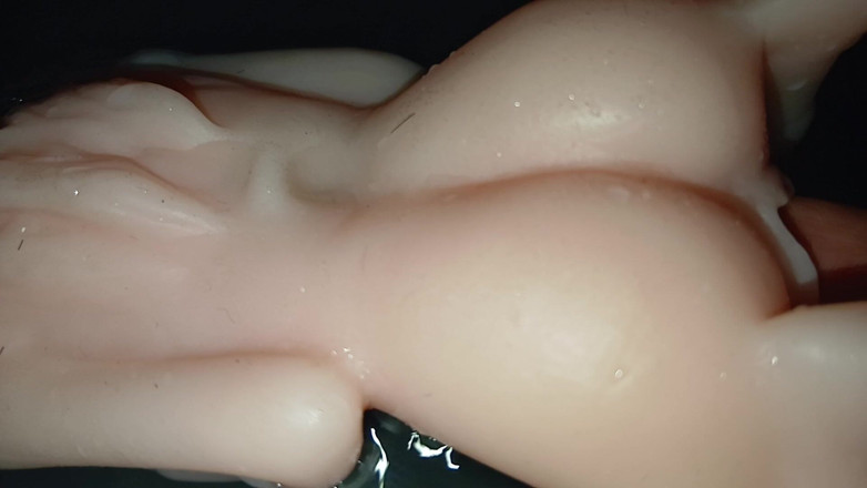 LunaDesire: LunaDesire, isteri kecil molek, benar-benar mahukan zakar gergasi rakan sebiliknya.