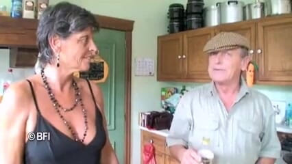 Nasty matures and dirty grannies club: Oma neukt op rij.