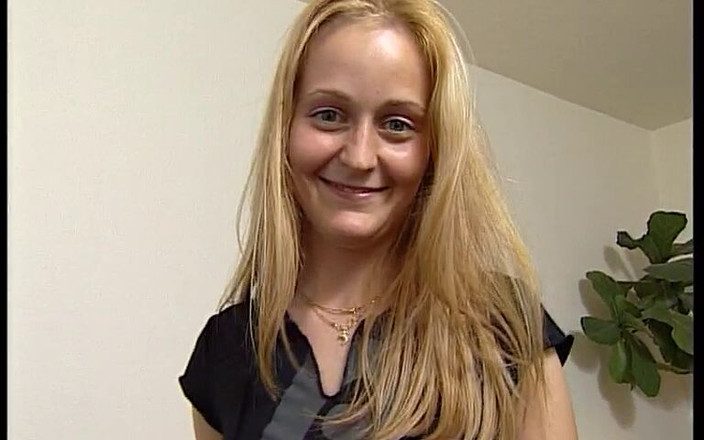 FoxyMedia: 100% 자연스럽고 크고 놀랍도록 처진 작은 가슴