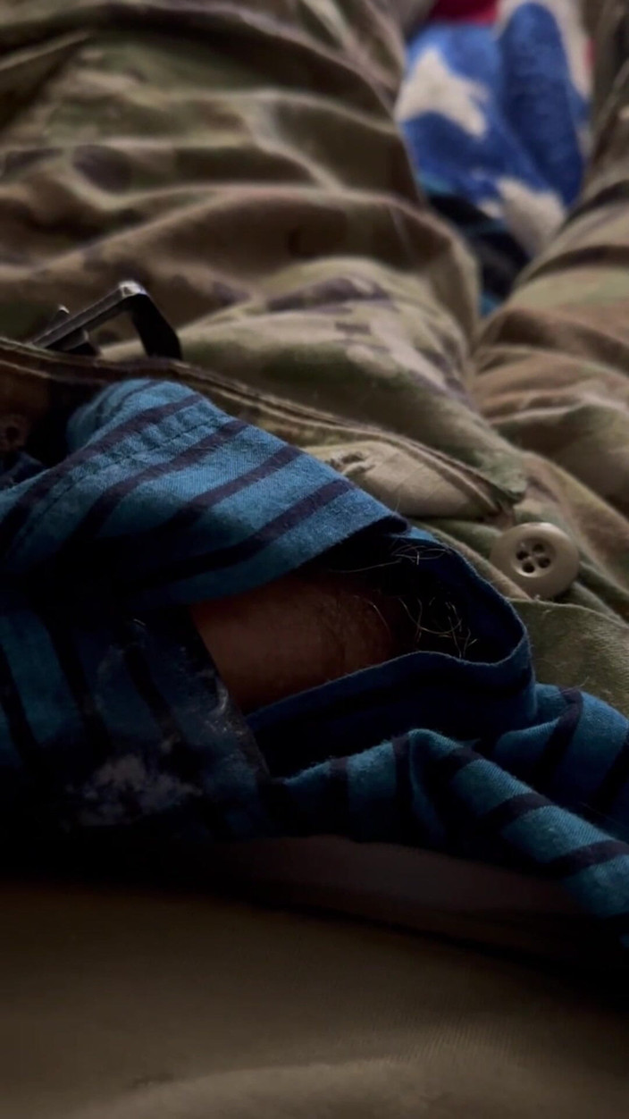 Gay Soldier Stuff: वर्दी में सेना ठोस उसके धड़कते सख्त लंड को झटका देती है और उसकी वर्दी और अंडरवियर पर गोली मारती है!