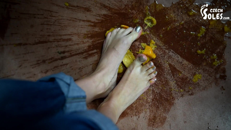 Czech Soles - foot fetish content: Rozdrtím ovoce a ty mi ho vylížeš z nohou!