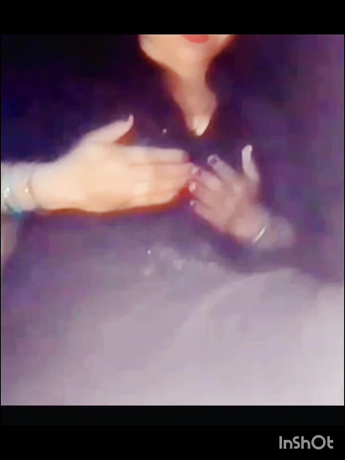 Емізіктерді сорып, жалайды