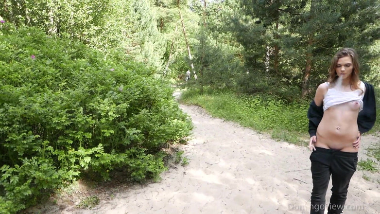 Domingo View: Mia Luna röker skog