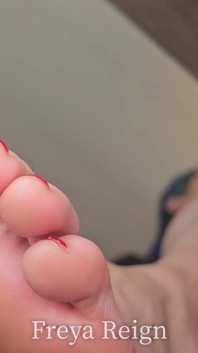 Diabaikan di bawah sembah kaki meja saya