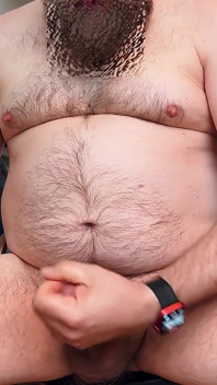 Chlupatý medvěd předvádí velké nohy, sliny a mrdky