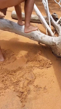 Ladysilva mostrando sua bunda bronzeada com uma linha bronzeada muito sexy na praia