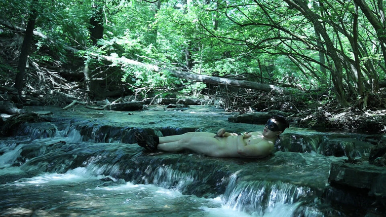 barenakedboy: Si flette accanto alla cascata, prova a sgattaiare un piccolo...