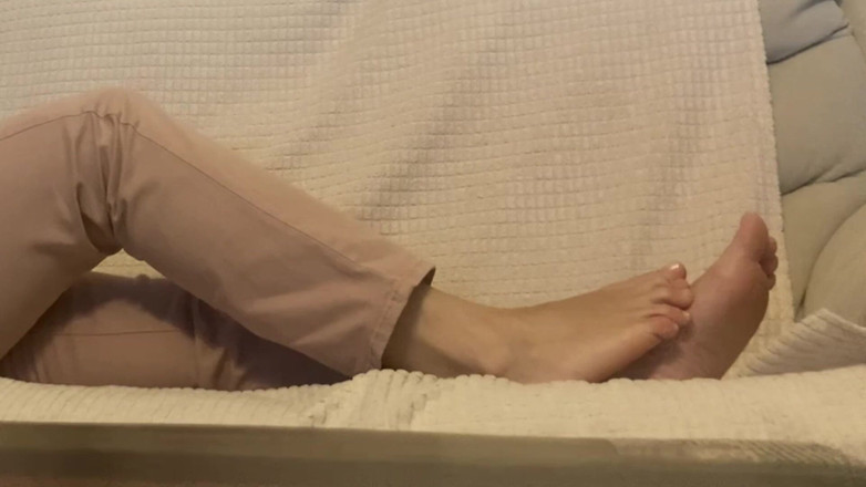 PriyaNaavya: 그녀의 화려한 발을 응시하고 딸딸이