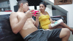 SAMANTA: Während ich in ein Magazin schaue, ist mein stiefbruder sehr...