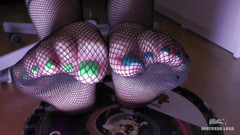 Mistress Legs: Succose unghie dei piedi colorate in calze a rete