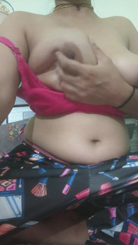Des seins durs se font presser