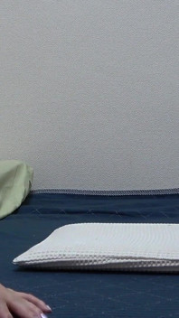 Apartamento exclusivo de chicas japonesas, la habitación de una chica donde ella hace ejercicios burlándose de un mini vestido sexy y tanga transparentes