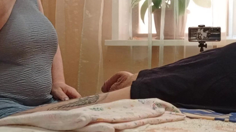 Zona901: Cowok ini lagi asik nyepong dan ngocok kontol temannya sendiri