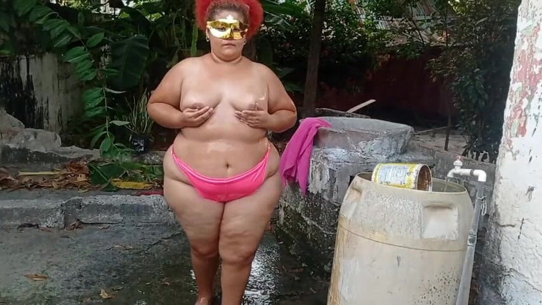 Gordita Culo Rico: Моя шлюха-мачеха принимает душ во внутреннем дворе