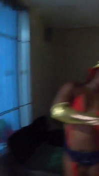 Eu constantemente ouvi alguém na varanda surpreendentemente uma mulher maravilha negra sexy deu a ela bunda bonita um tour pelo meu lar