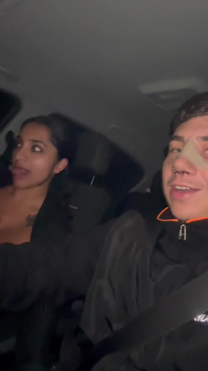 Yasmina and Brady: Mijn rondborstige vrouw wordt geil in de auto en geeft...