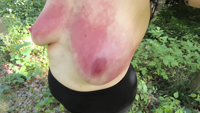 Bouncy Tits Action: Payudara merah di Dalam Hutan