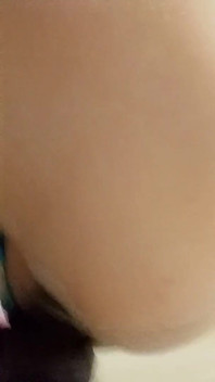 Una profonda penetrazione anale con un grosso vibratore