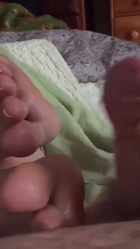 Prawdziwa gilf babcia ojczym JOI, podczas gdy ja zbijam się na nogach footjob