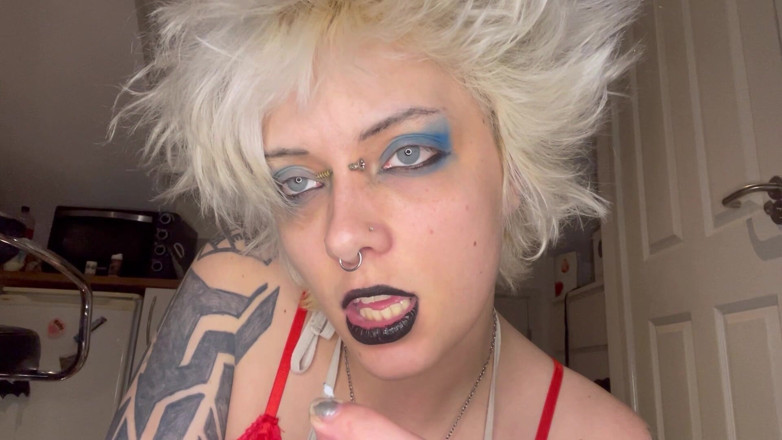Glitterqueen1999: Liten man smyger in i sjuksköterskor vatten
