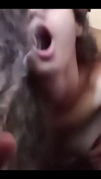 Tombé sur le net, une jeune blonde gémit bruyamment sur la bite ! (Gabbie Luna) Complet sur Red