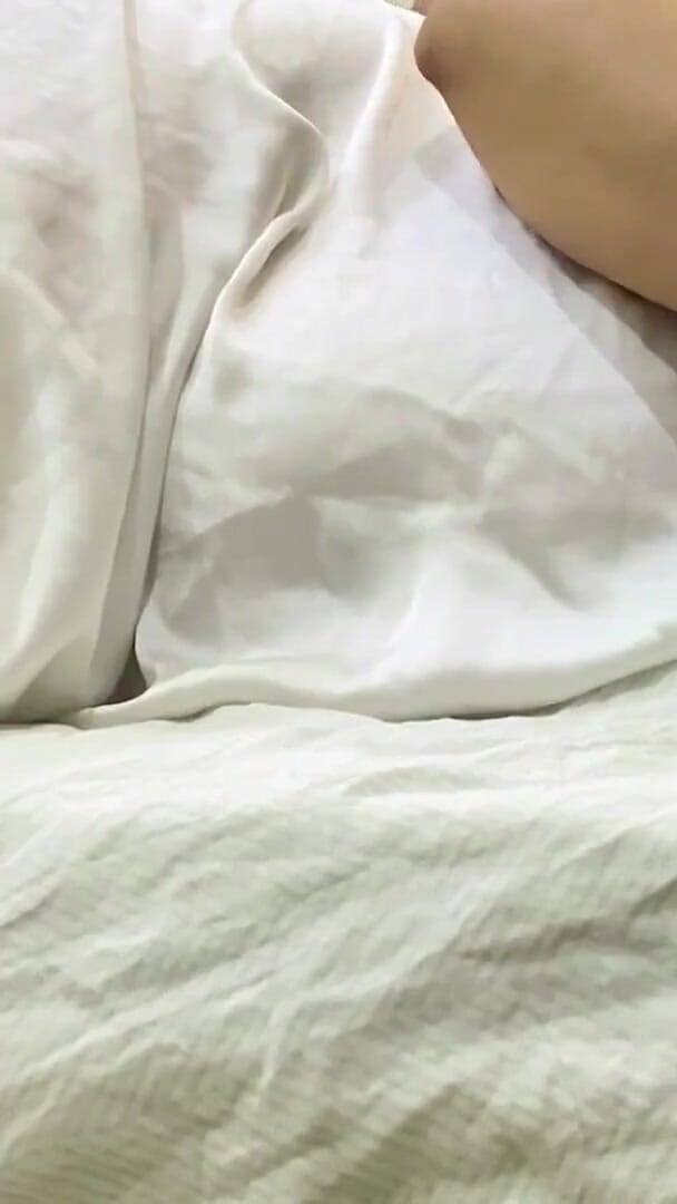 Faustina Pierre: 큰 젖탱이로 새엄마 따먹기, 침대에서 튀는 거유 뒤에서. 발정난 거유 그녀의 거유 튀는